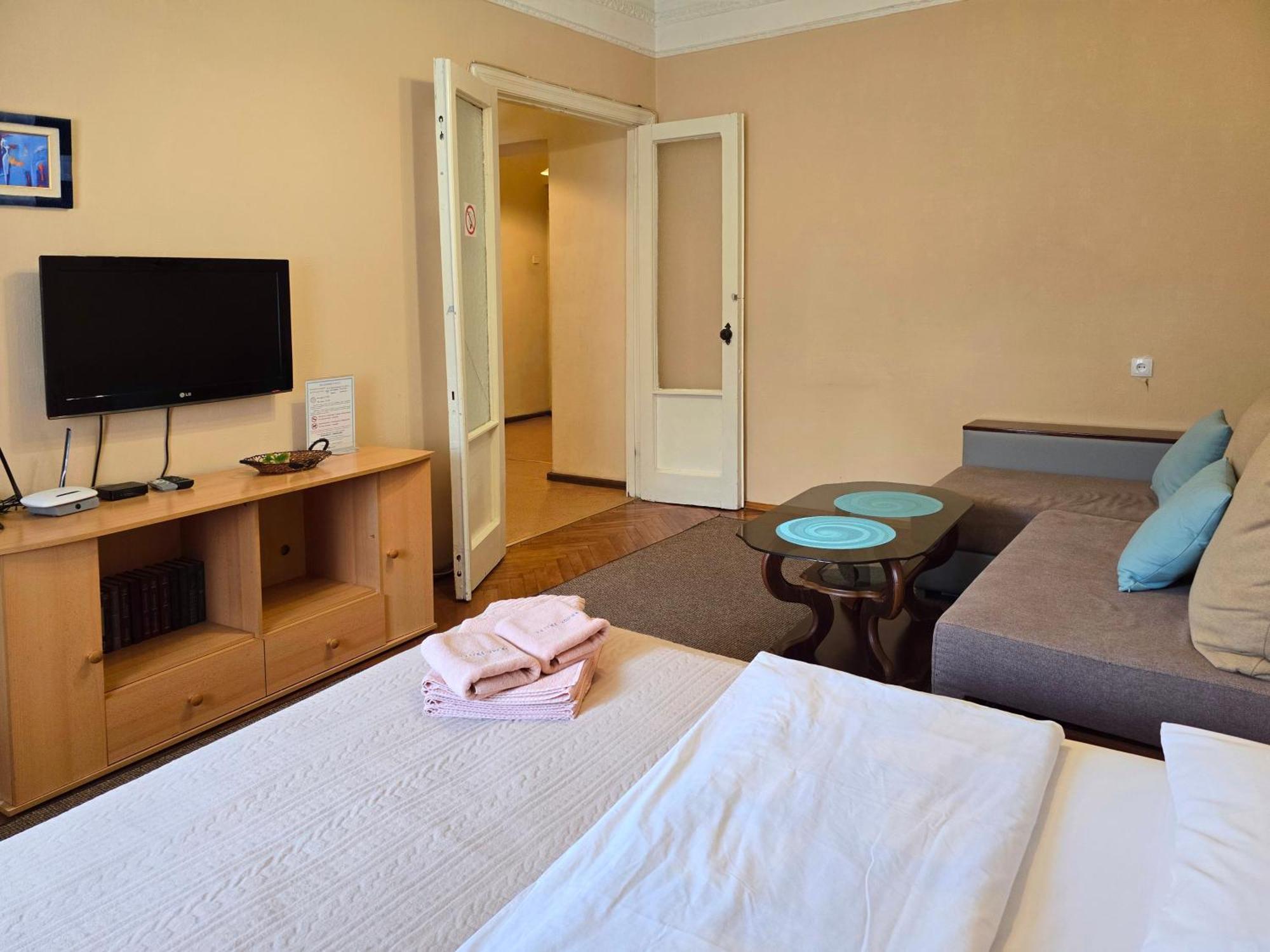 Home Hotel Apartments On Lva Tolstogo Kijev Kültér fotó