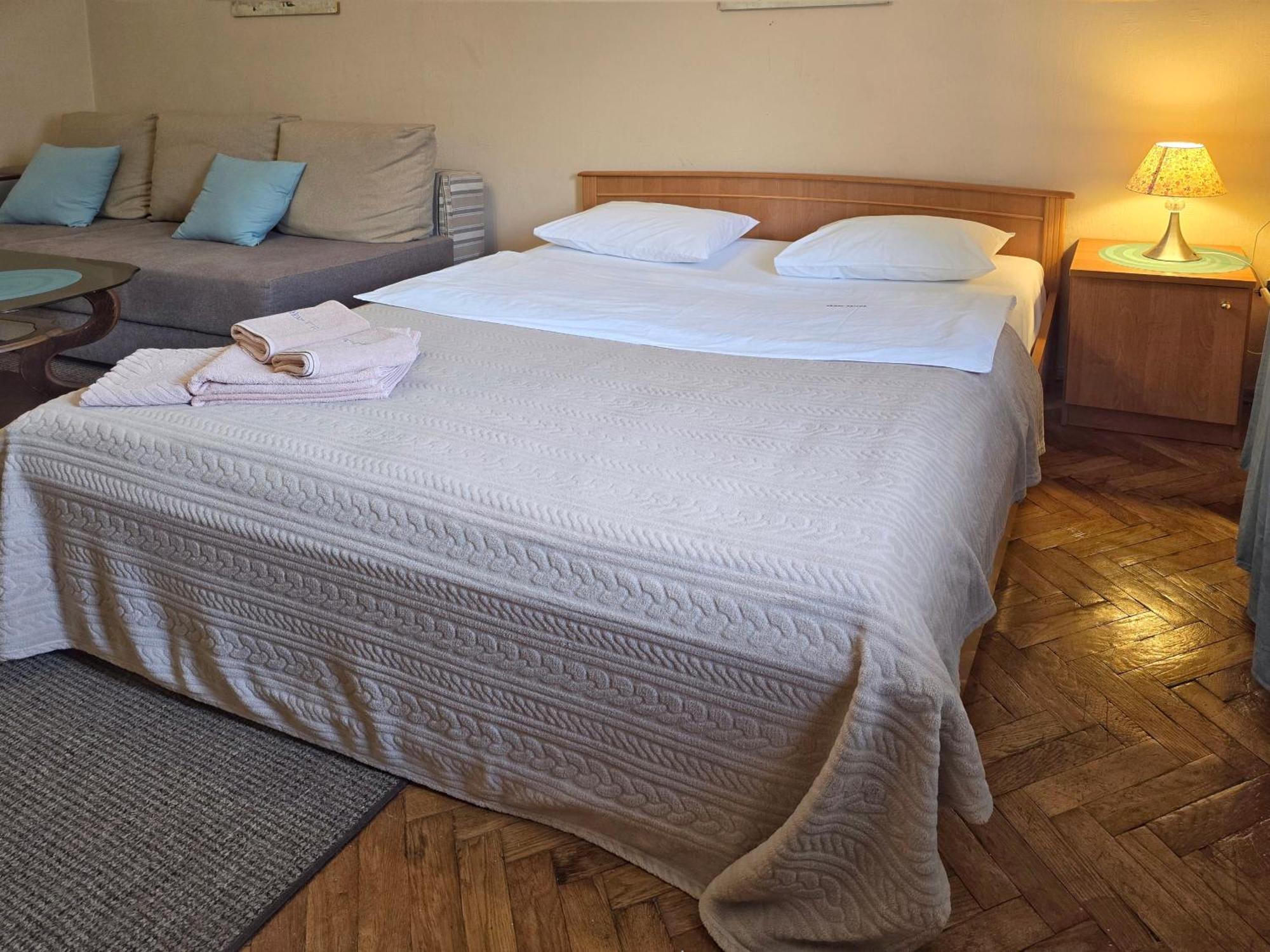 Home Hotel Apartments On Lva Tolstogo Kijev Kültér fotó