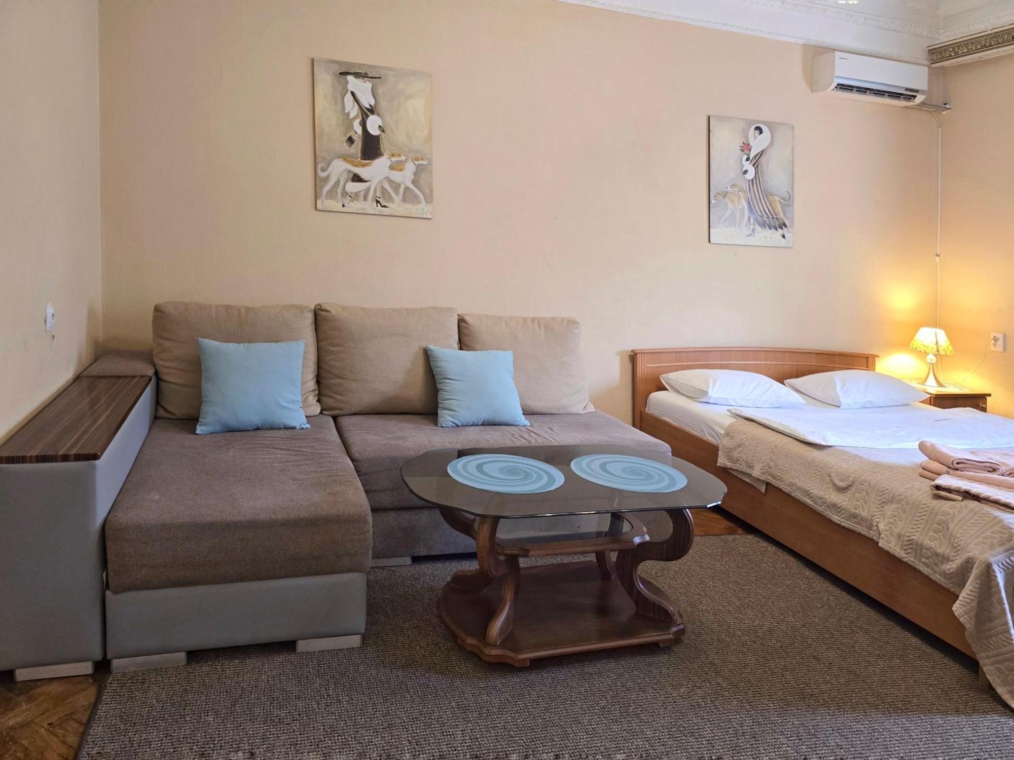 Home Hotel Apartments On Lva Tolstogo Kijev Kültér fotó