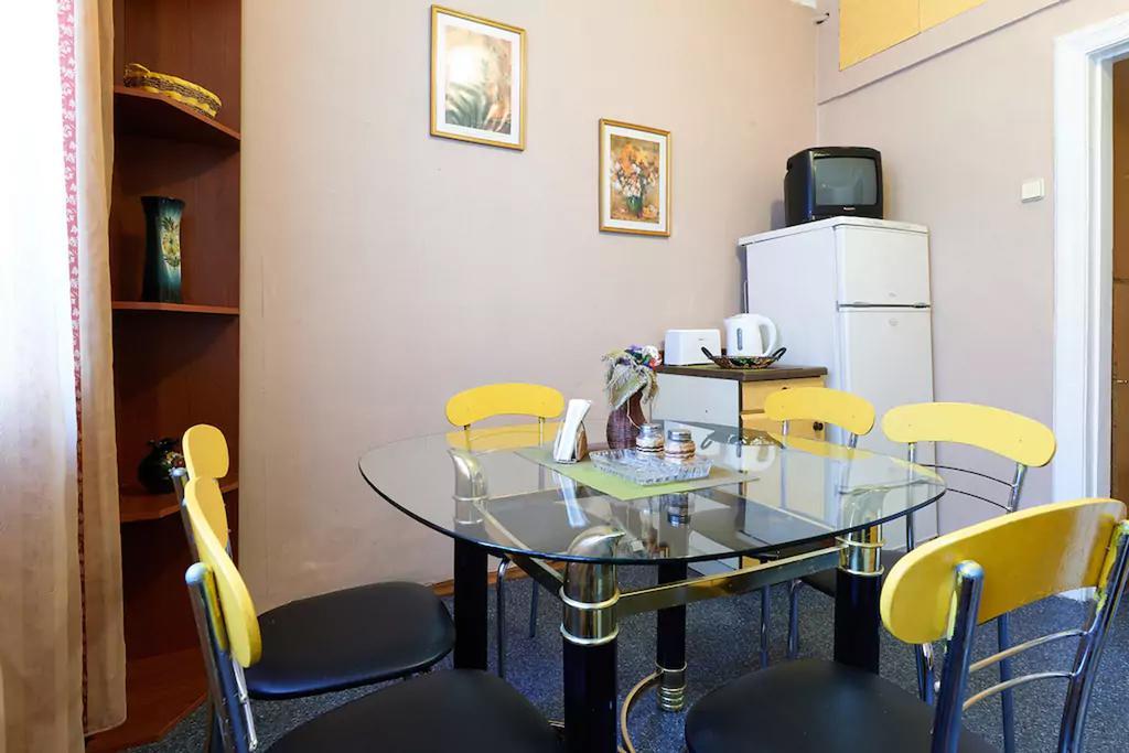 Home Hotel Apartments On Lva Tolstogo Kijev Kültér fotó