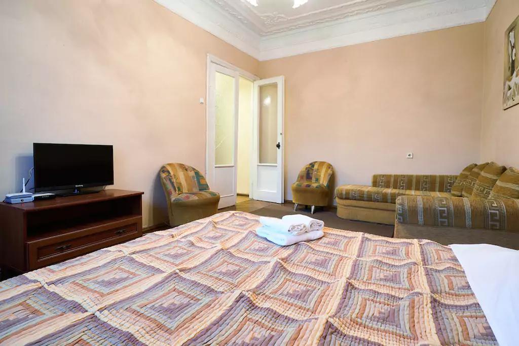 Home Hotel Apartments On Lva Tolstogo Kijev Kültér fotó