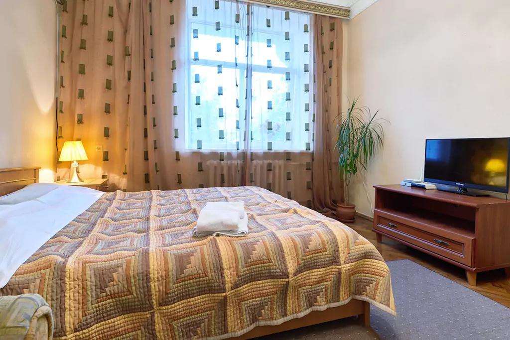 Home Hotel Apartments On Lva Tolstogo Kijev Kültér fotó